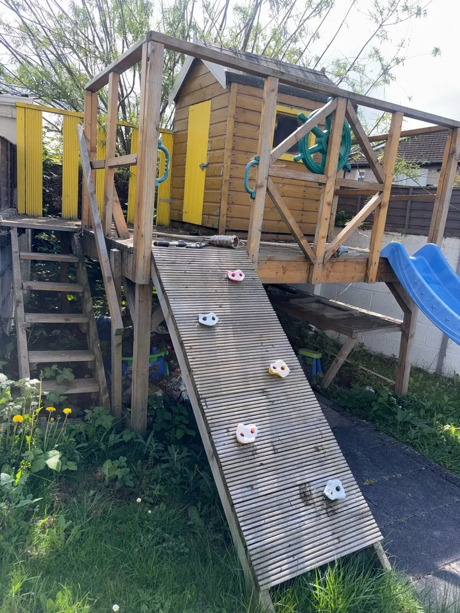 Treehouse with slide and climbing frame - Image 2