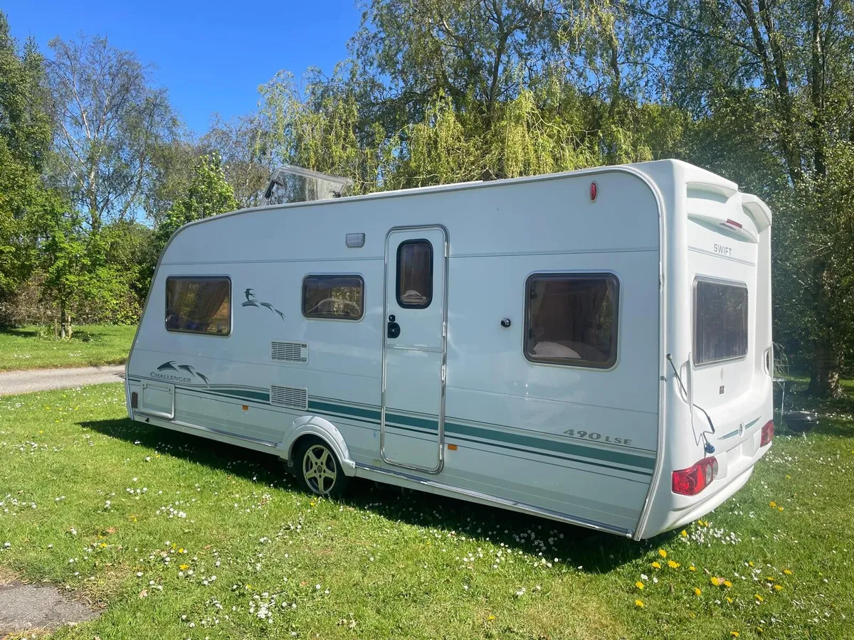 Swift caravan 5/6 berth & Remote mover & Air Awnin - Image 3