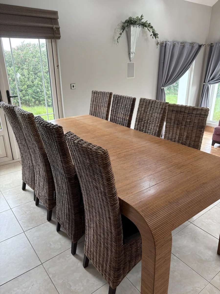 Table and 8 chairs - Image 1