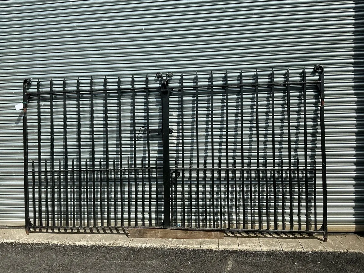 10ft ornamental wrought iron gates - Image 1