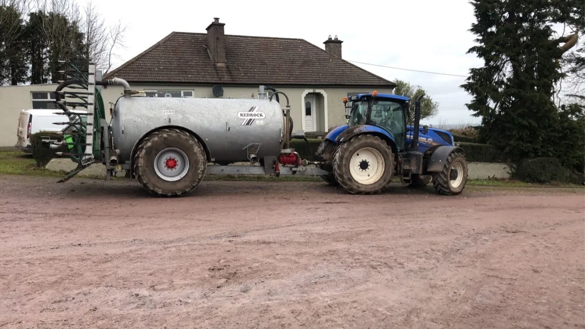 Experienced tractor, loader and excavator driver - Image 2
