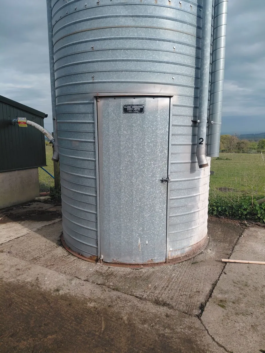Feed bin - Image 1