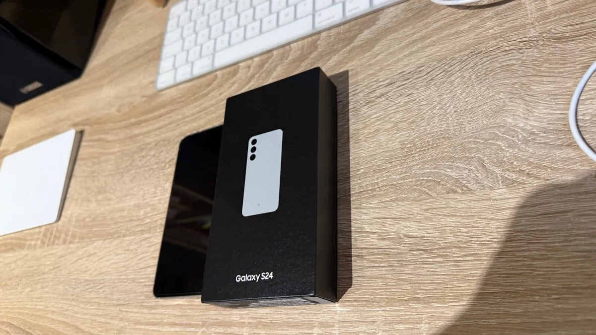 Samsung Galaxy S24 (Mint) - Image 2