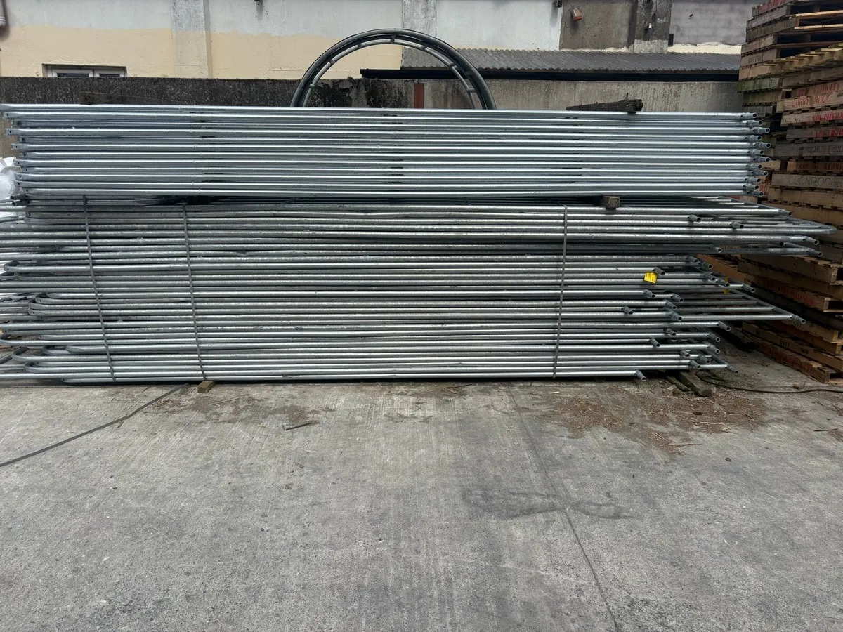 Gates slightly damaged - Image 1