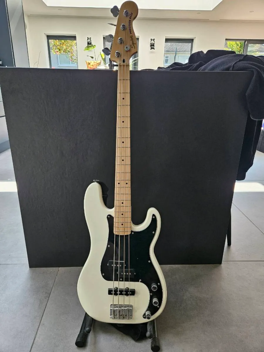 Squier precision bass - Image 1