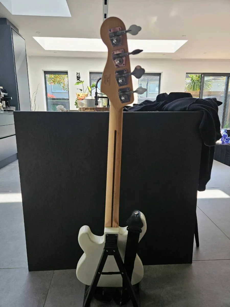 Squier precision bass - Image 2