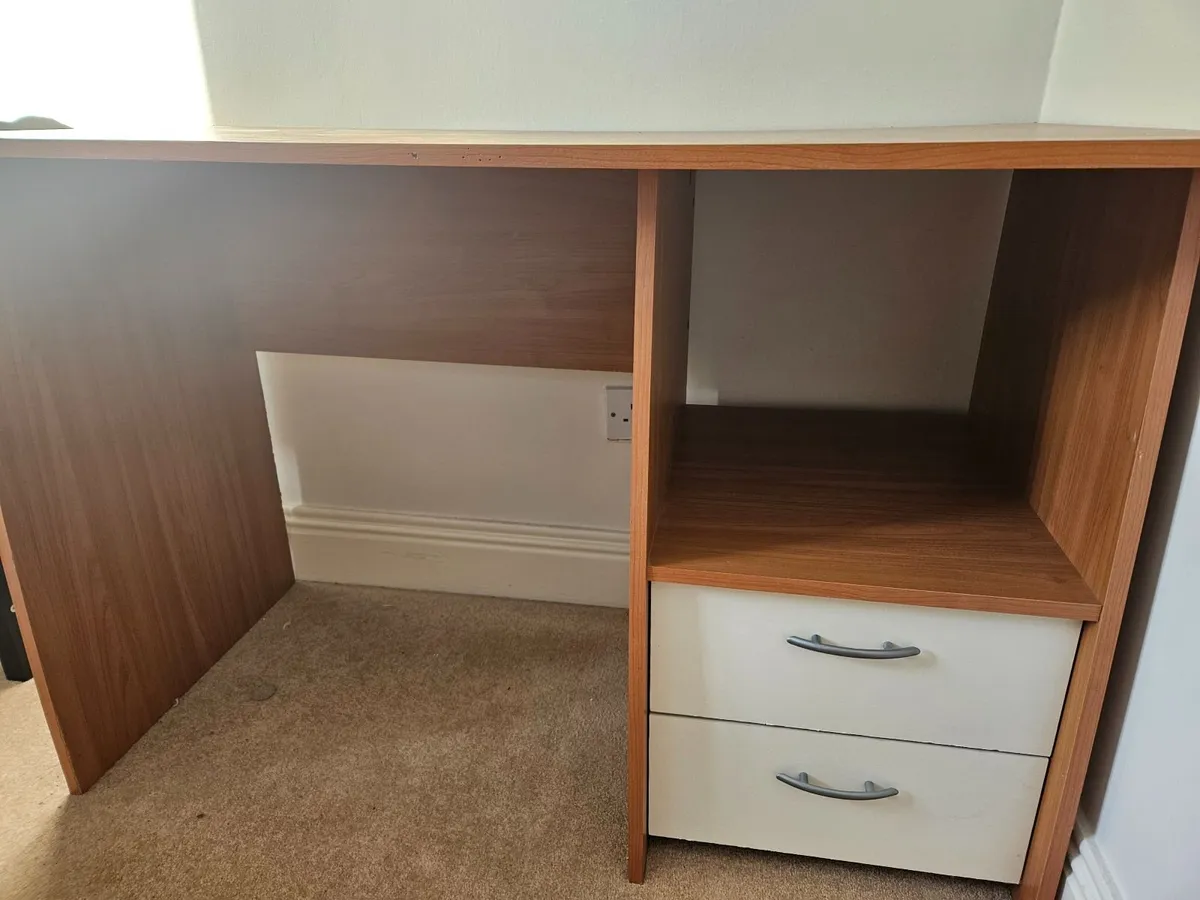 Desk for sale - Image 1