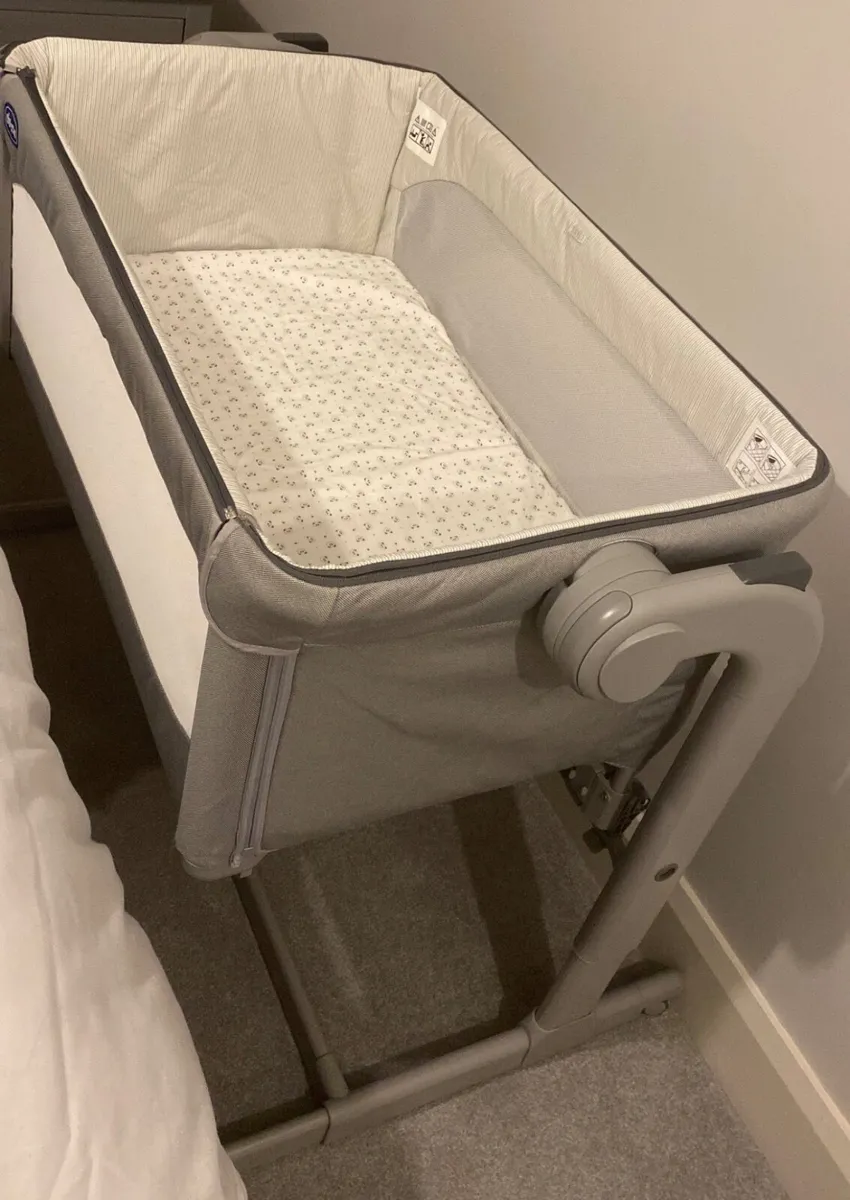 Next to me Chicco Magic 2 Bedside Crib - Image 1