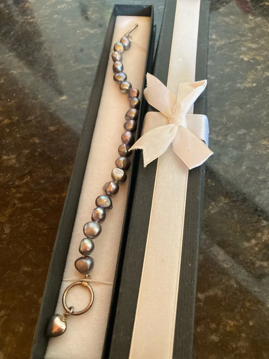 Pearl bracelet with silver lock - Image 1