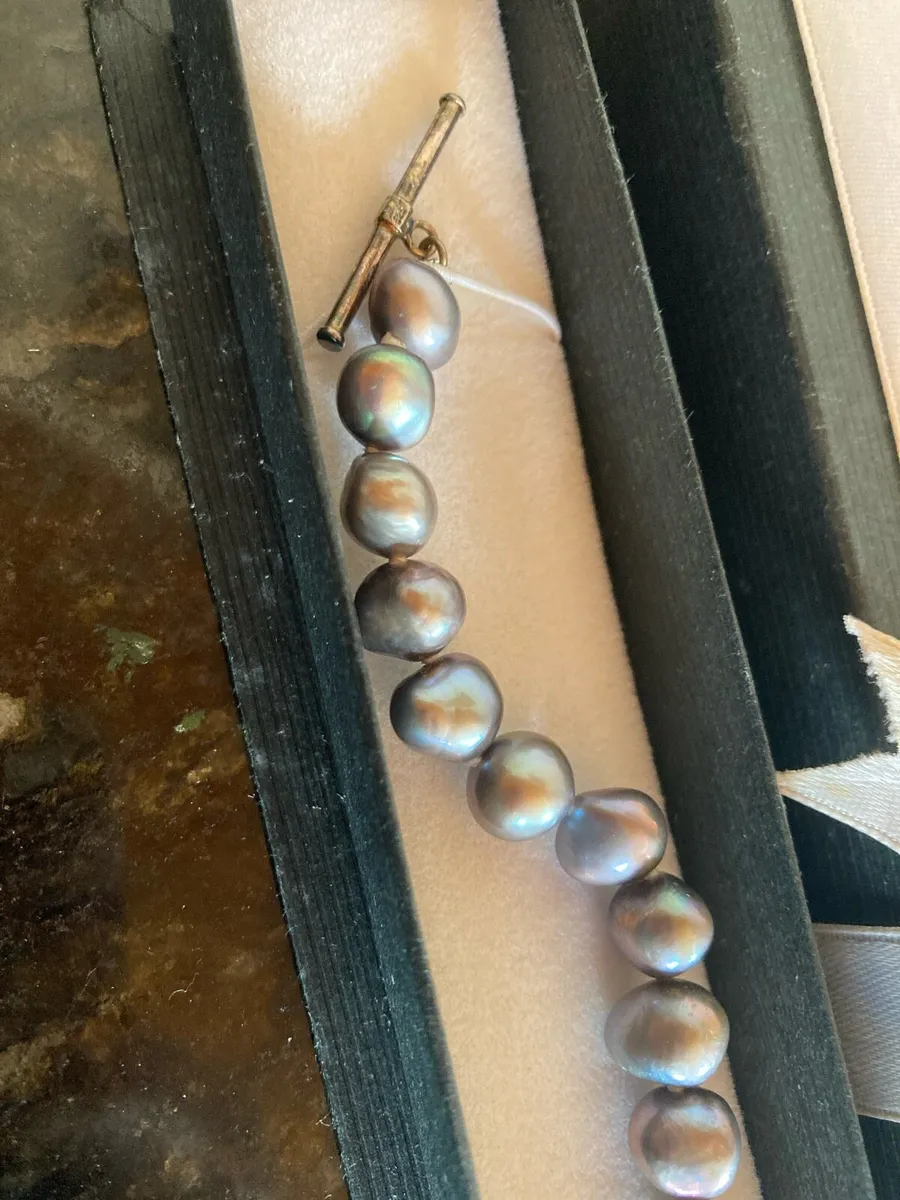 Pearl bracelet with silver lock - Image 2