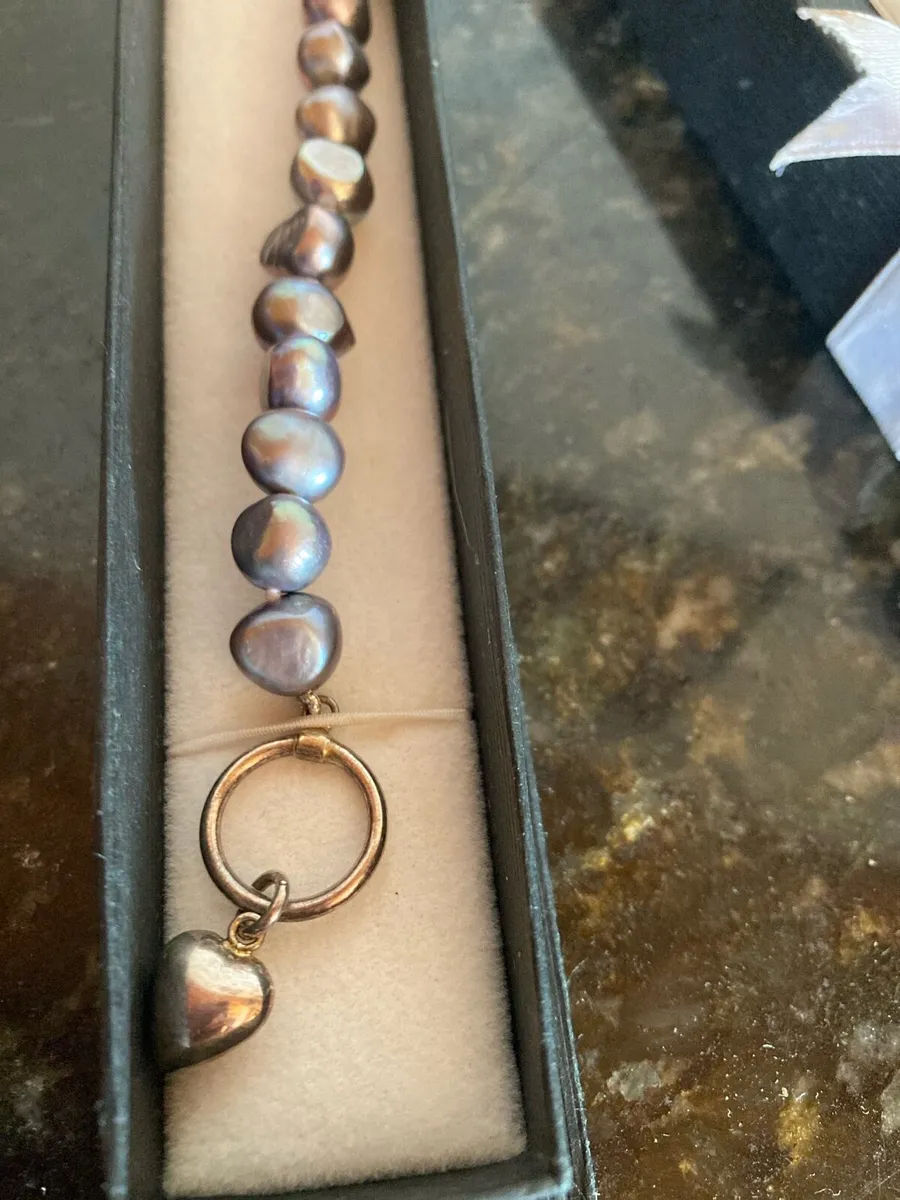 Pearl bracelet with silver lock - Image 3