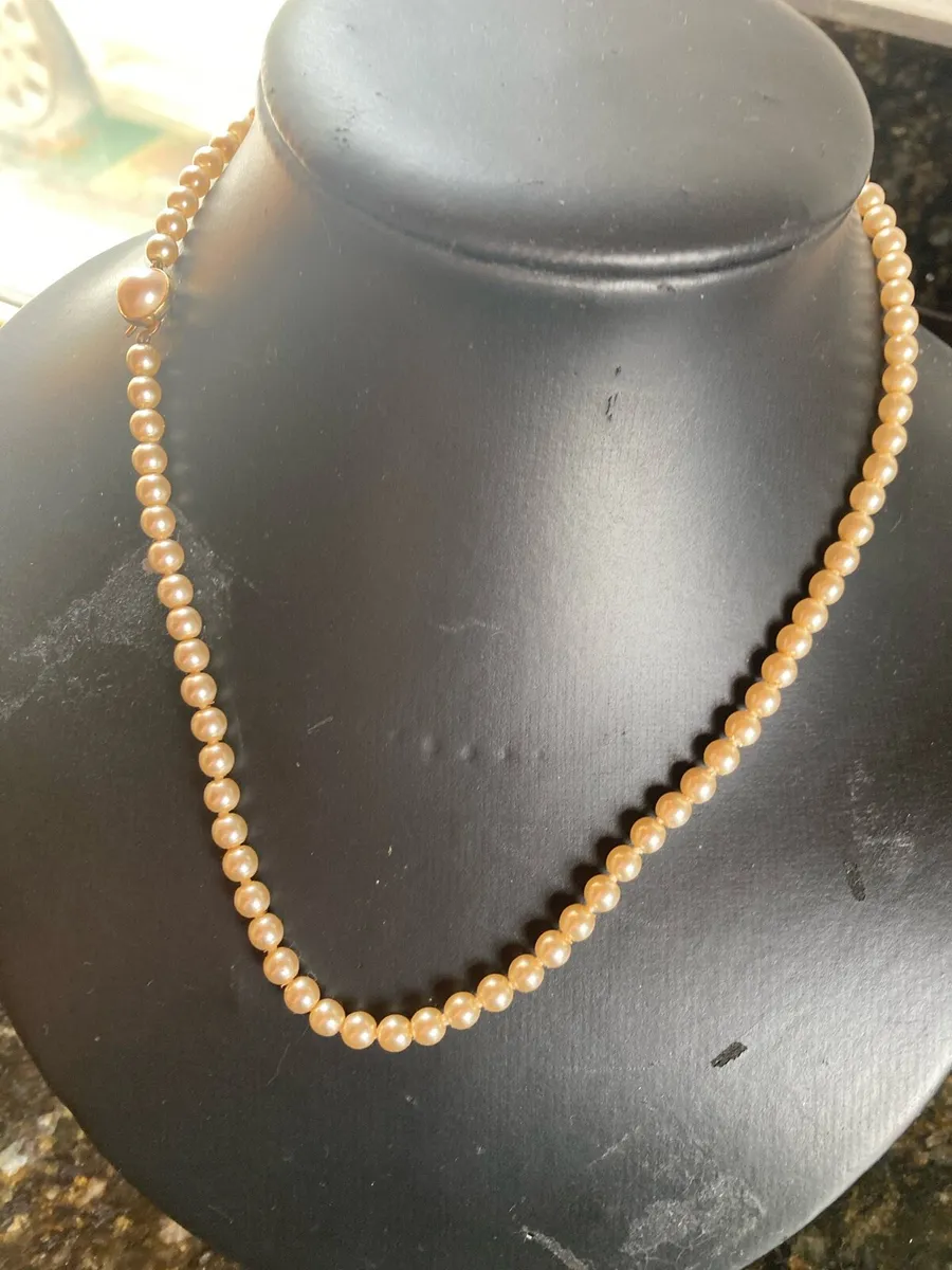 String of Flux pearls with gold tone clasp - Image 1