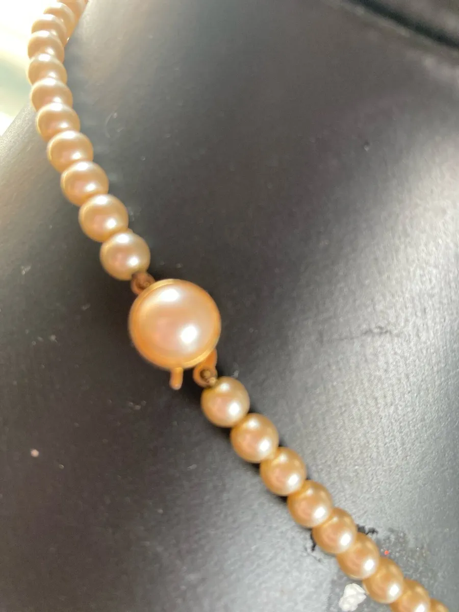 String of Flux pearls with gold tone clasp - Image 2