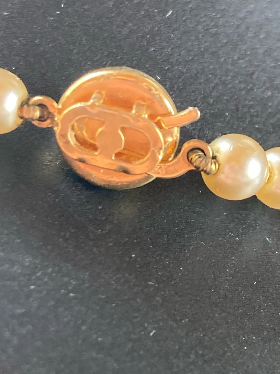 String of Flux pearls with gold tone clasp - Image 3