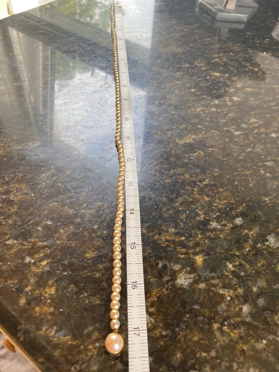 String of Flux pearls with gold tone clasp - Image 4