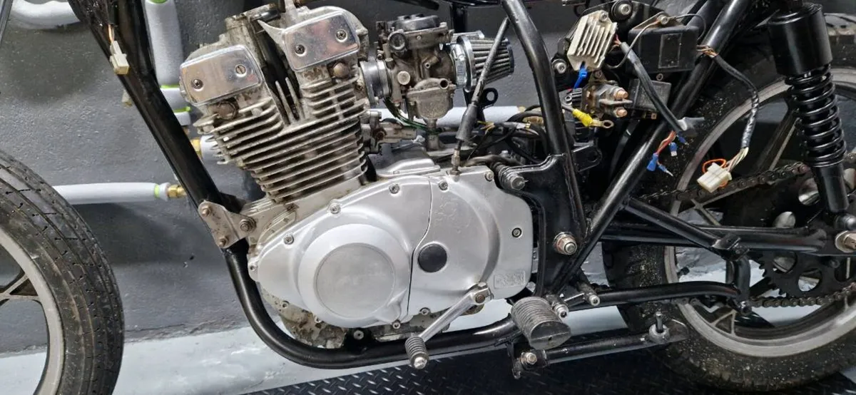 1982 Suzuki GSX250E - Image 3