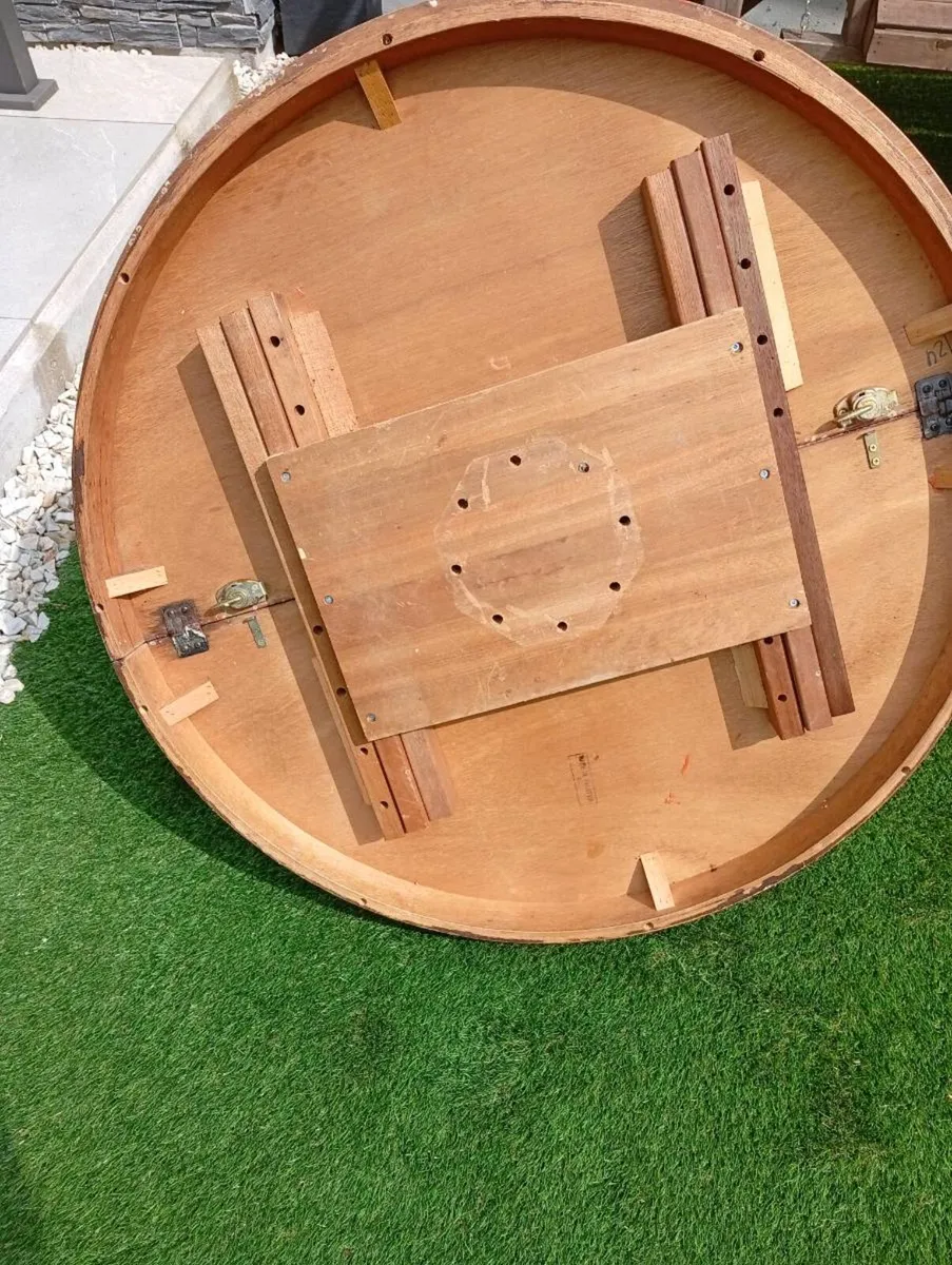 Round table - Image 2
