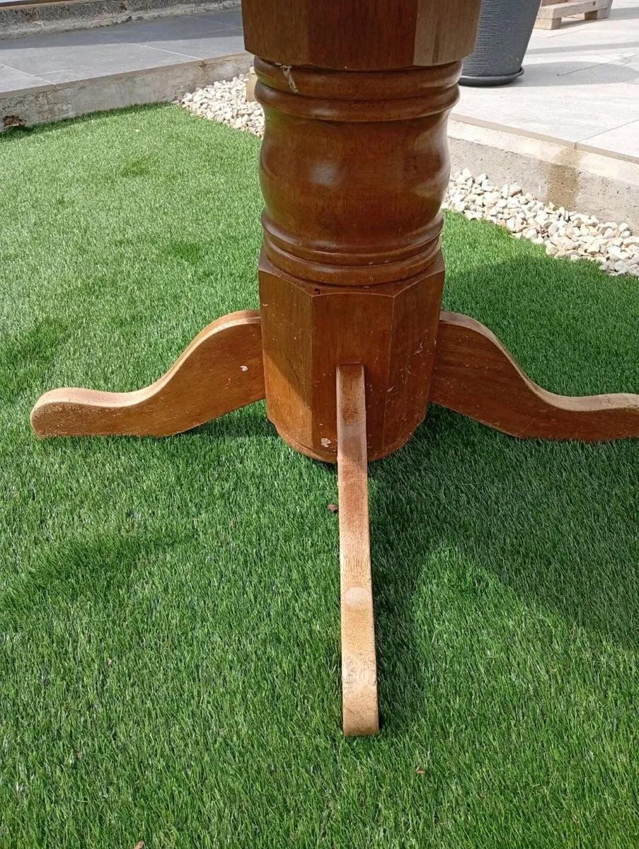Round table - Image 3