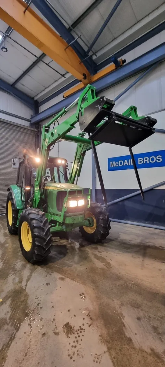 2004 JOHN DEERE 6120 C/W PICK UP HITCH - Image 2