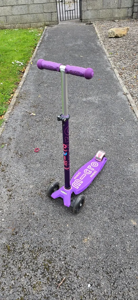 Maxi Micro Scooter with light up LED wheels