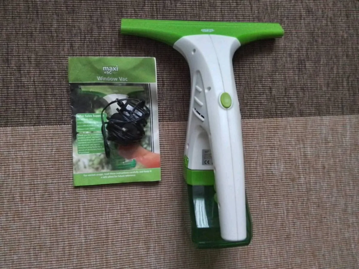 Rechargeable vac window cleaner