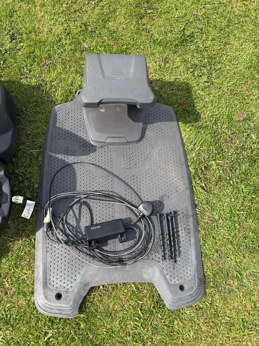 Husqvarna Automower 405x and charging station - Image 3
