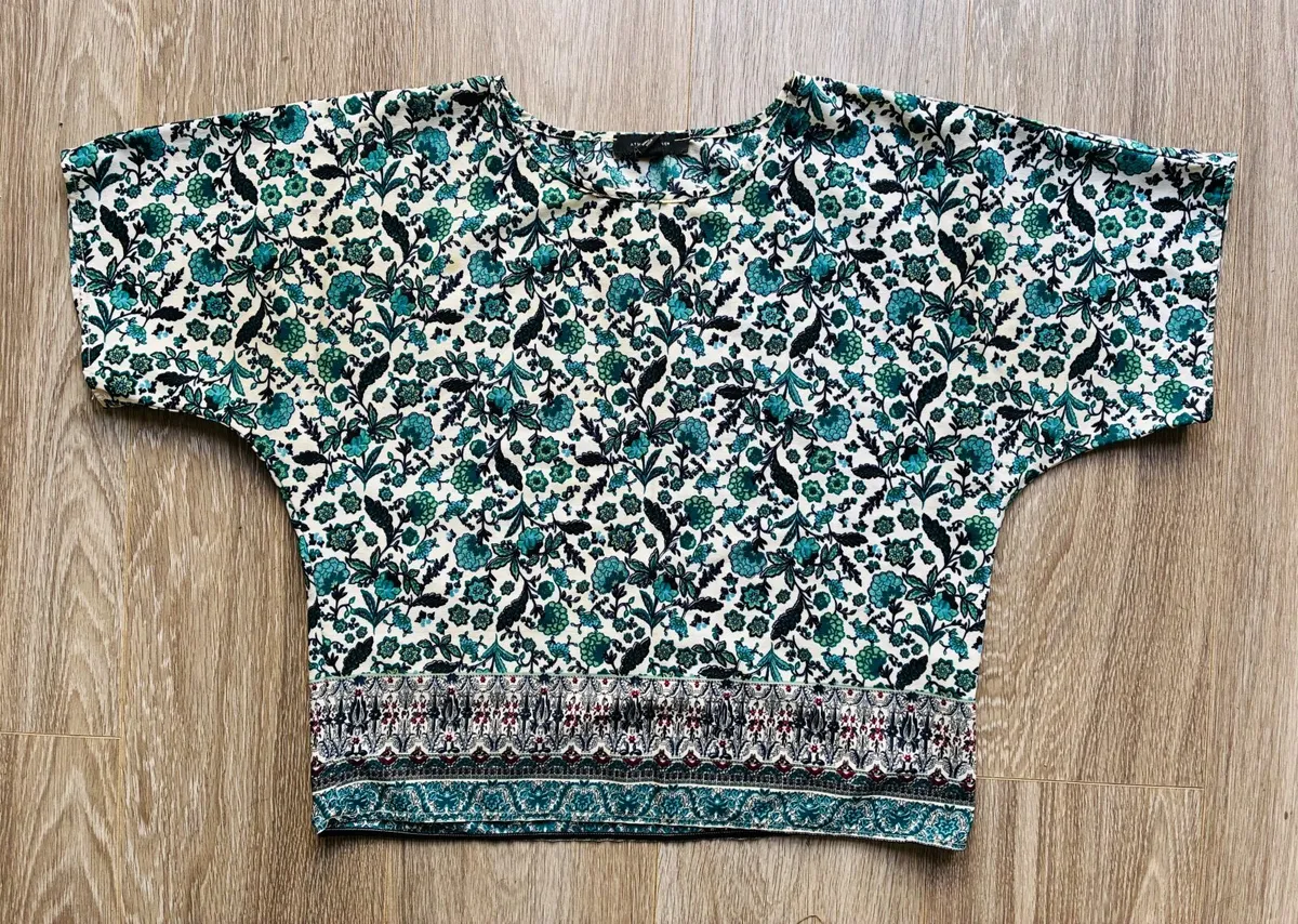 Ladies short-sleeved top: Size 6-8 - Image 1