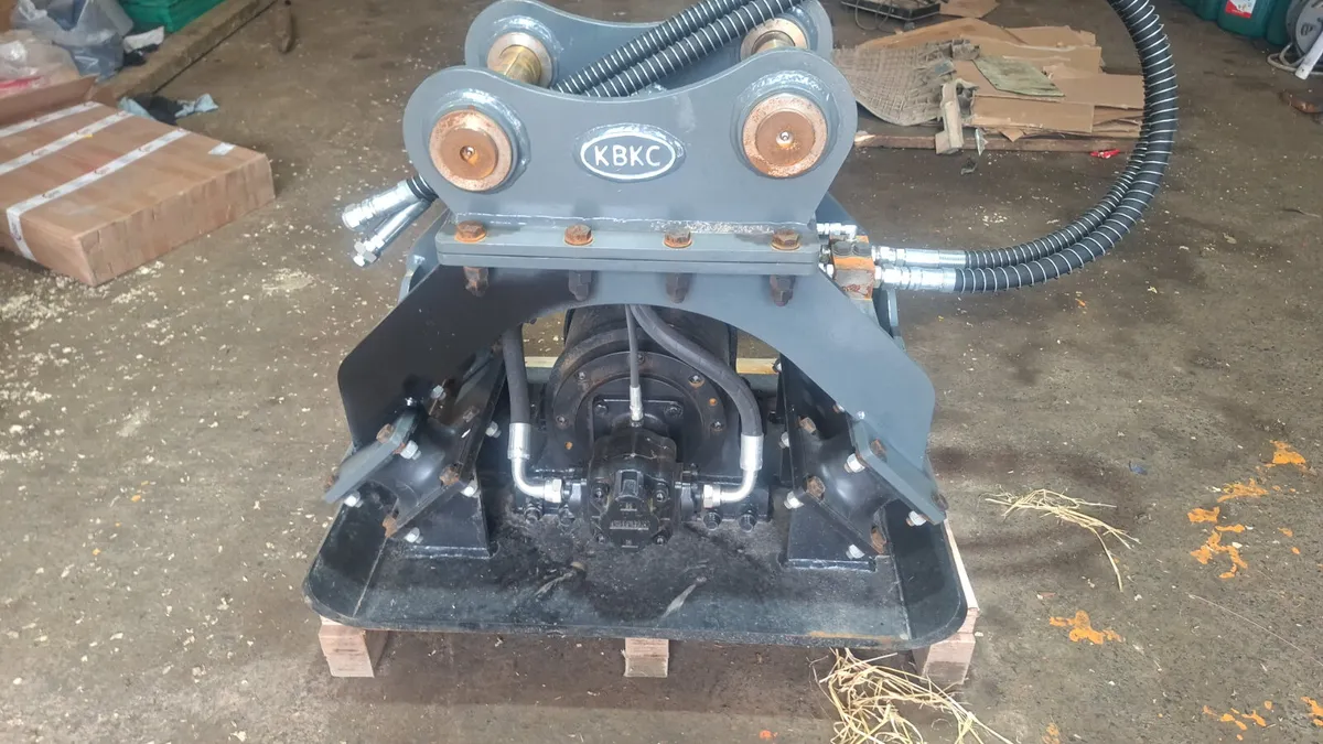Trench whacker for 13 tonne digger on 65 mm pins