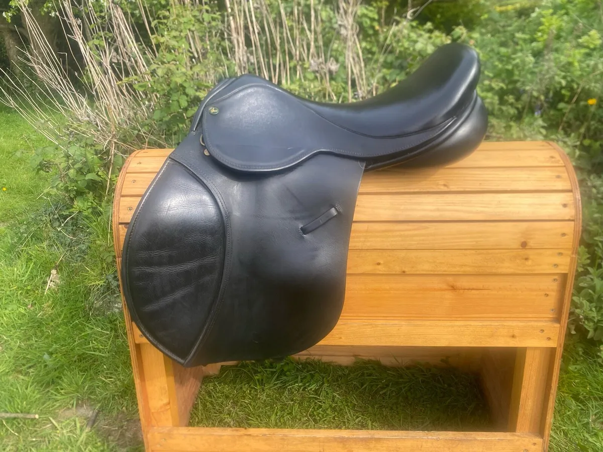 17.5 WIDE Ideal black leather jump saddle - Image 2