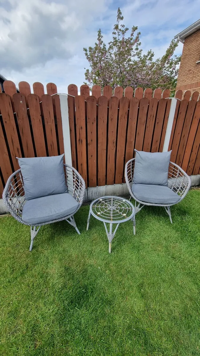 2 Garden seat wit table - Image 1