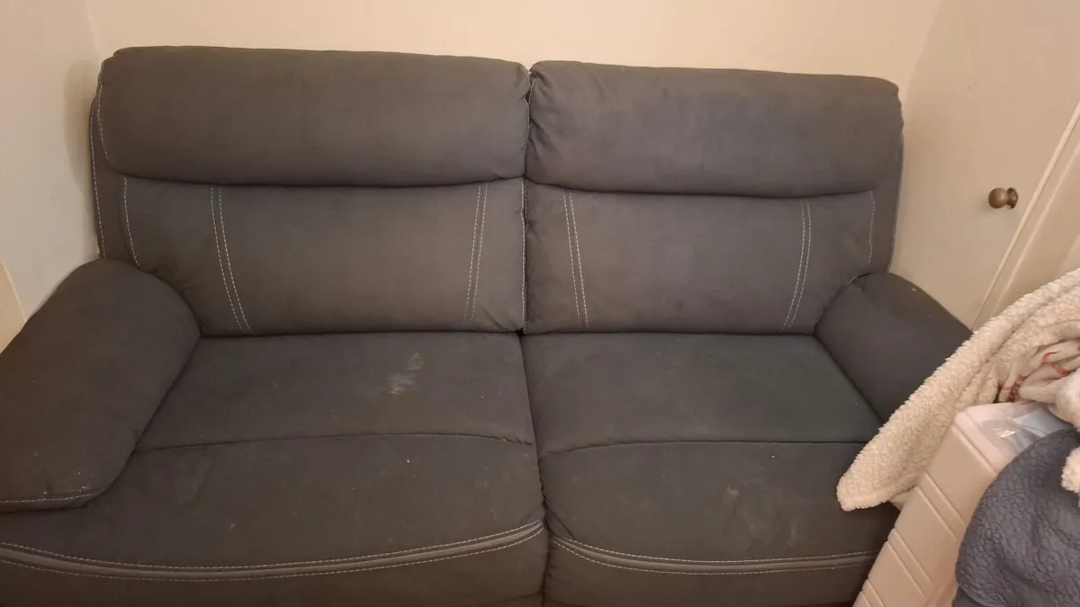 Electric recliner couch - Image 3