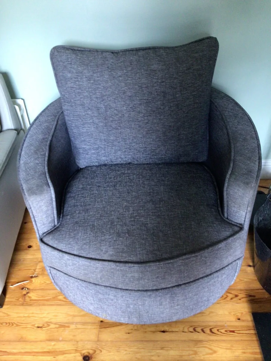 2 Swivel Armchairs – 105cm