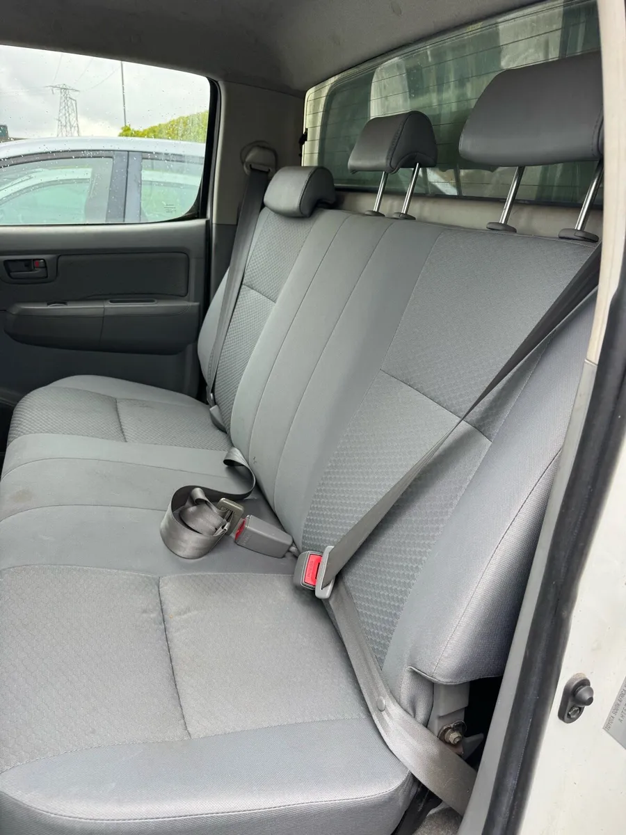 Toyota Hilux 2011 - Image 2