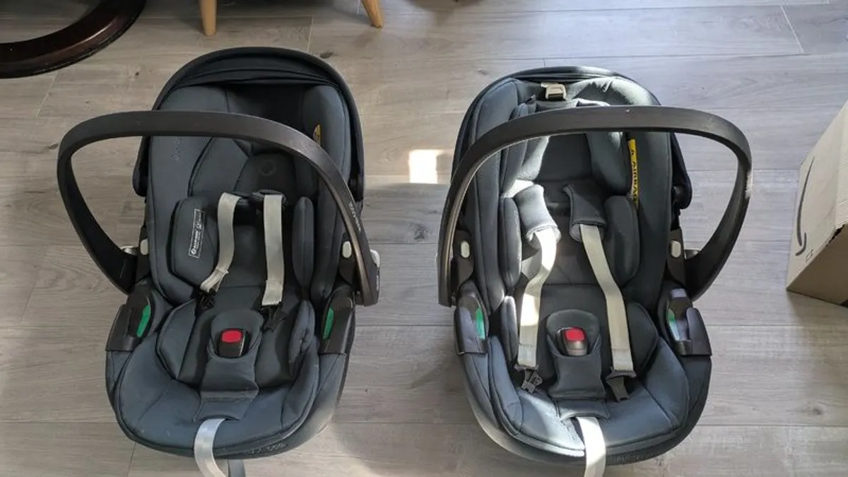 Maxi cosi car seat plus all accessories x 2 twin setup - Image 1