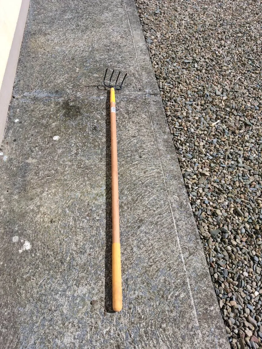 True temper pronged rake - Image 4