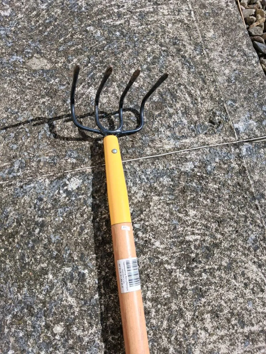 True temper pronged rake - Image 1