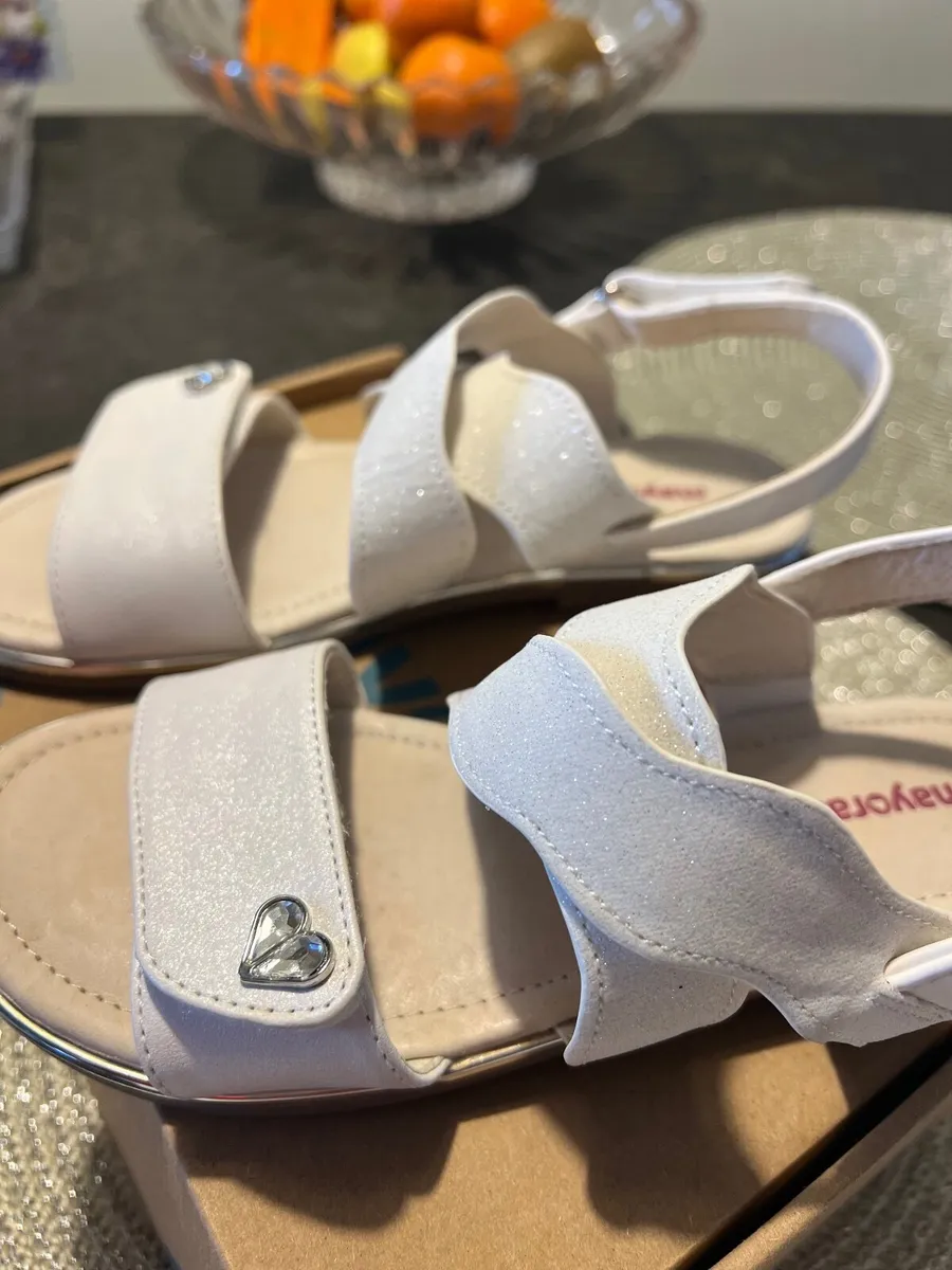 Girls leather sandals - Image 1