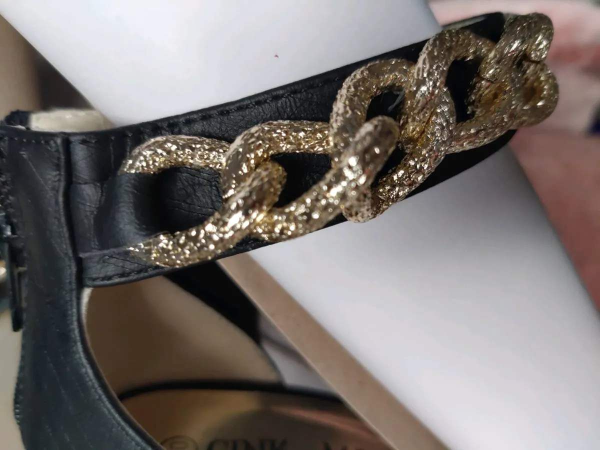 Black heels with Gold chains size 40 - Image 4