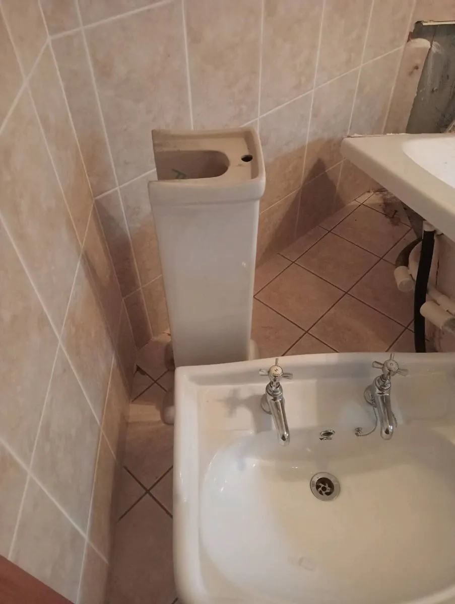 Bathroom suite - Image 2