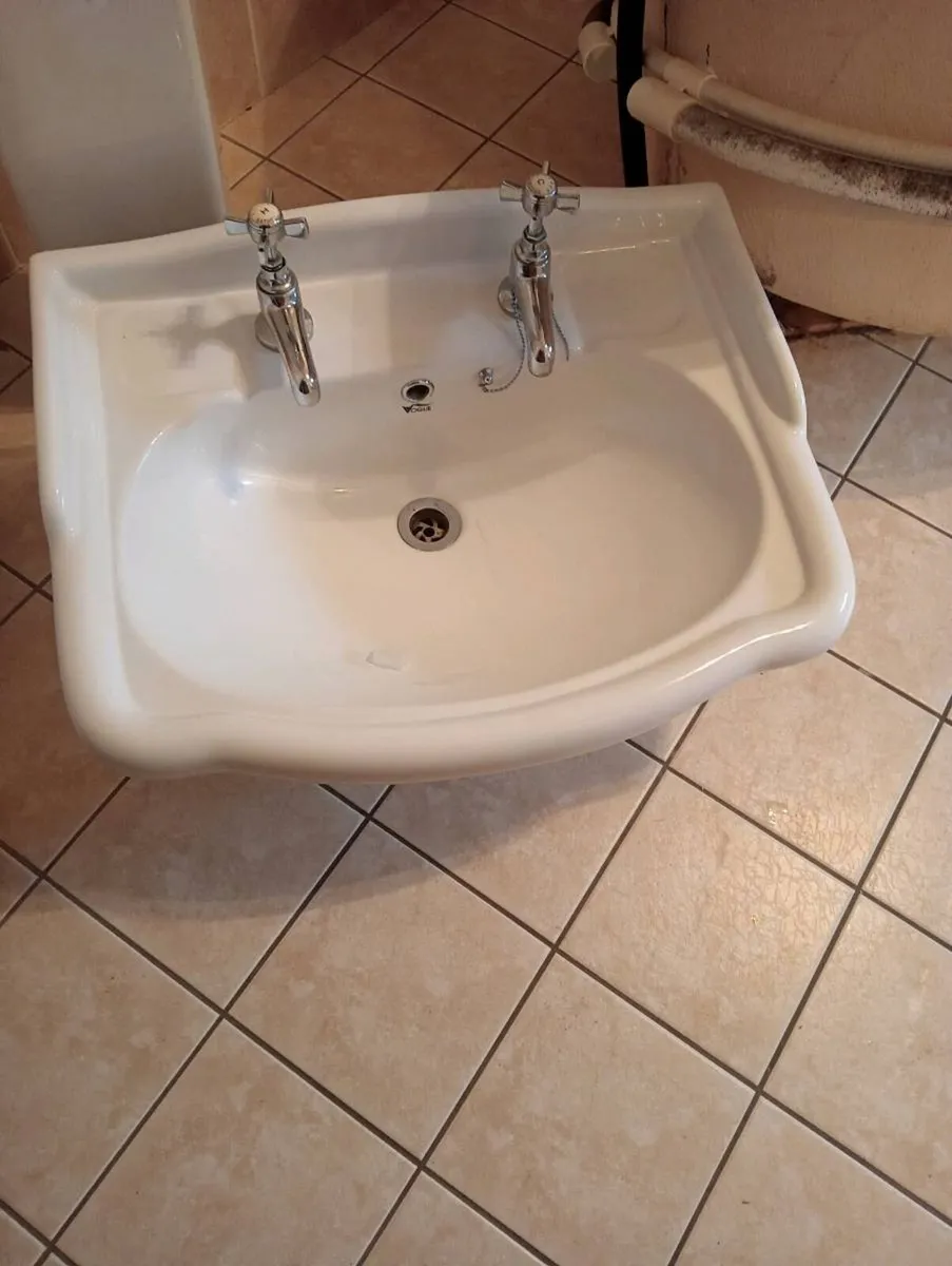 Bathroom suite - Image 3