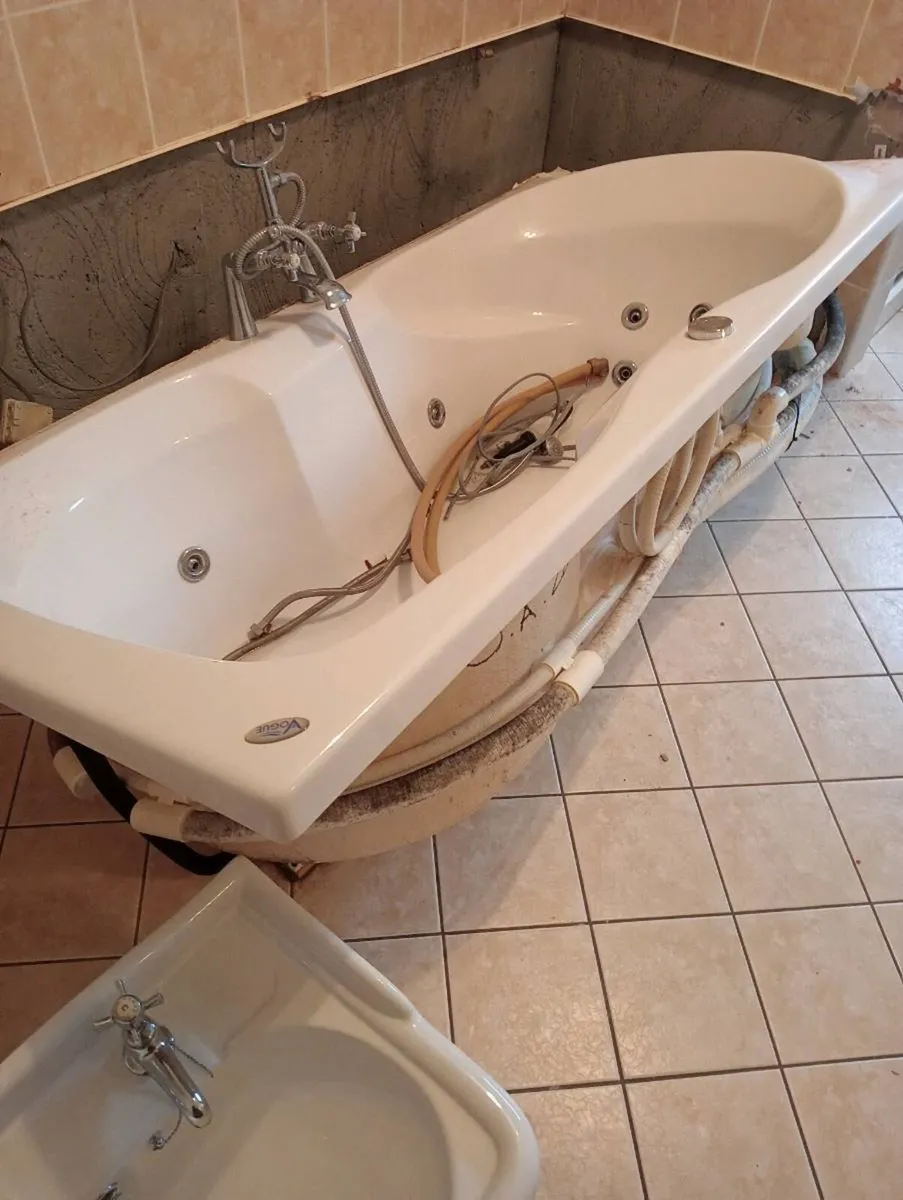 Bathroom suite - Image 4