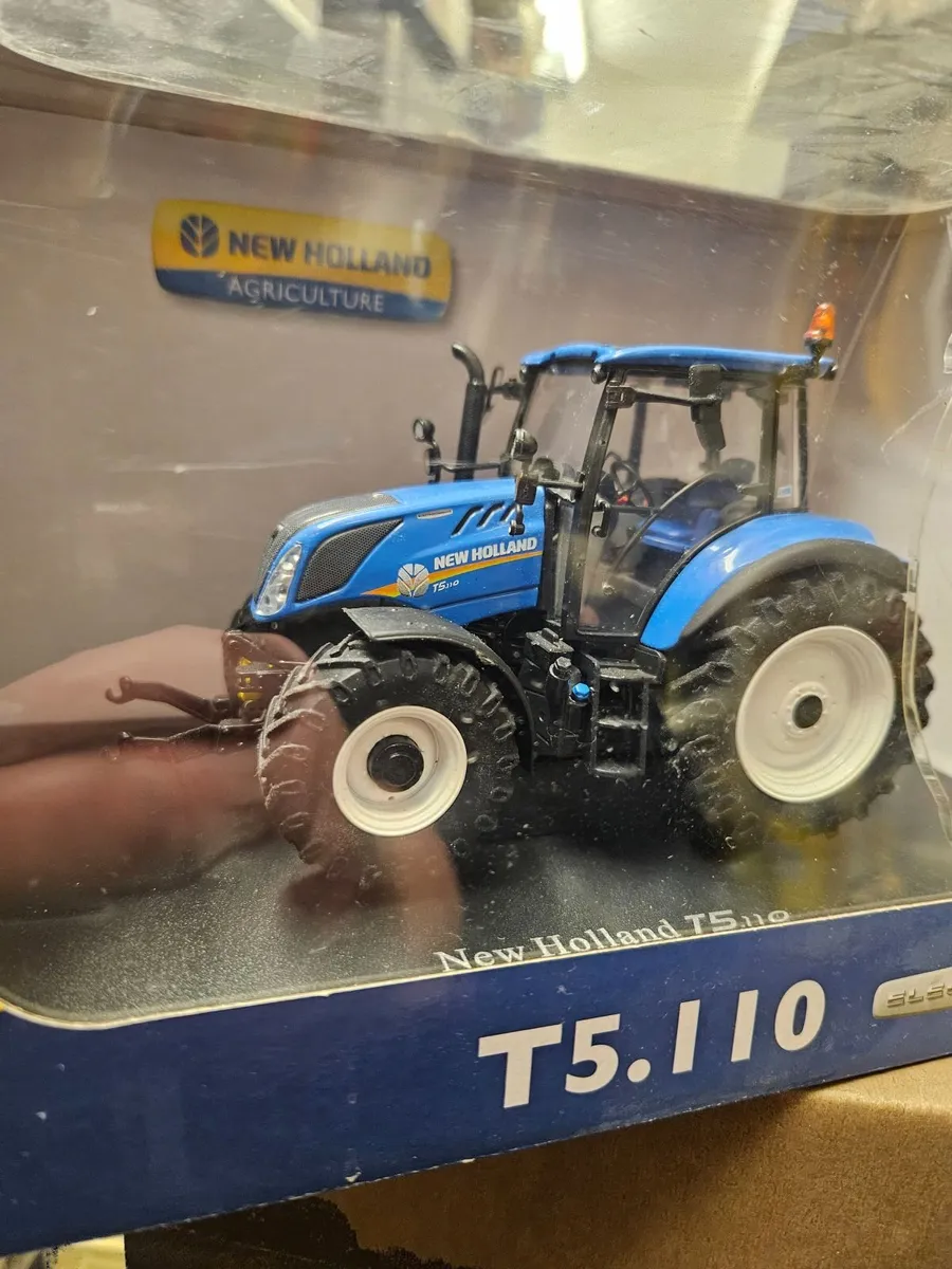 Britain's Universal Hobbies New Holland Tractor - Image 3