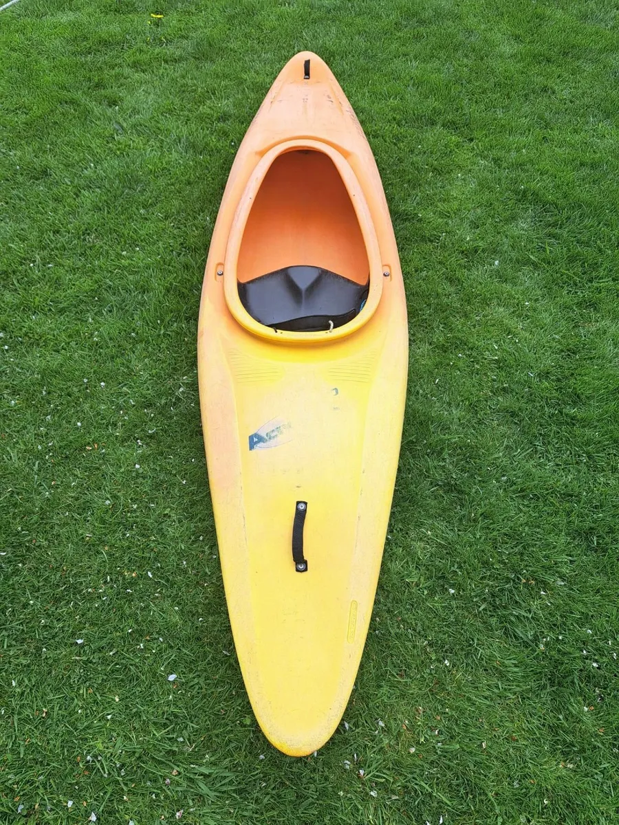Pyranha Acrobat 275 and paddles - Image 1