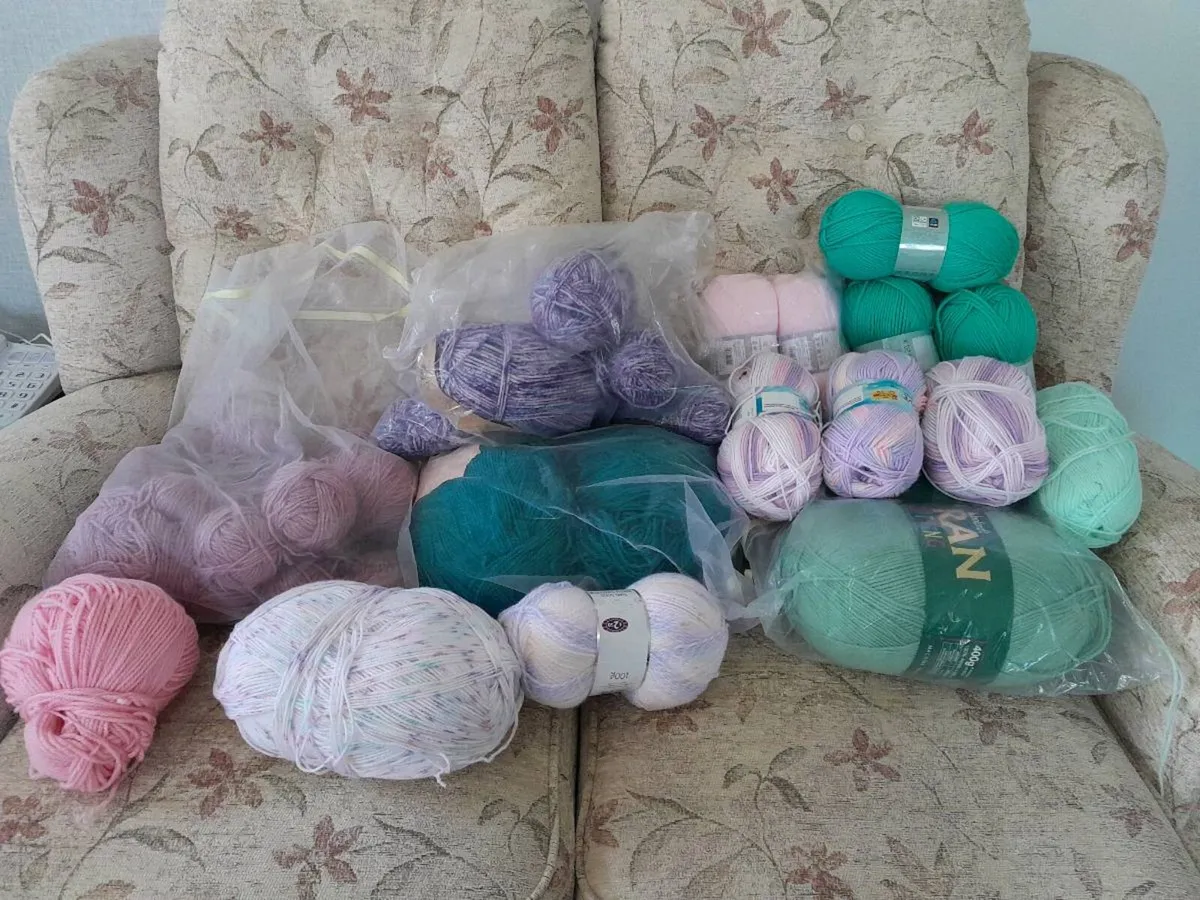 Huge amount of Wool / yarn, knitting needles, bags - Image 4