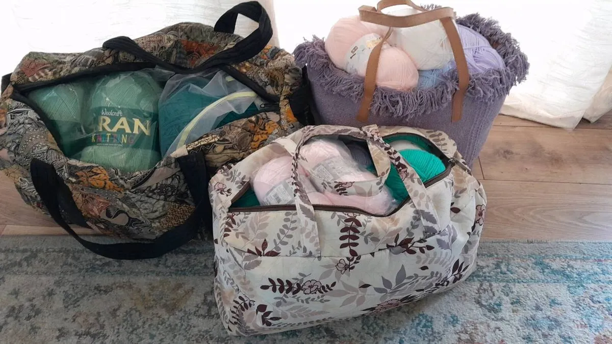 Huge amount of Wool / yarn, knitting needles, bags - Image 2