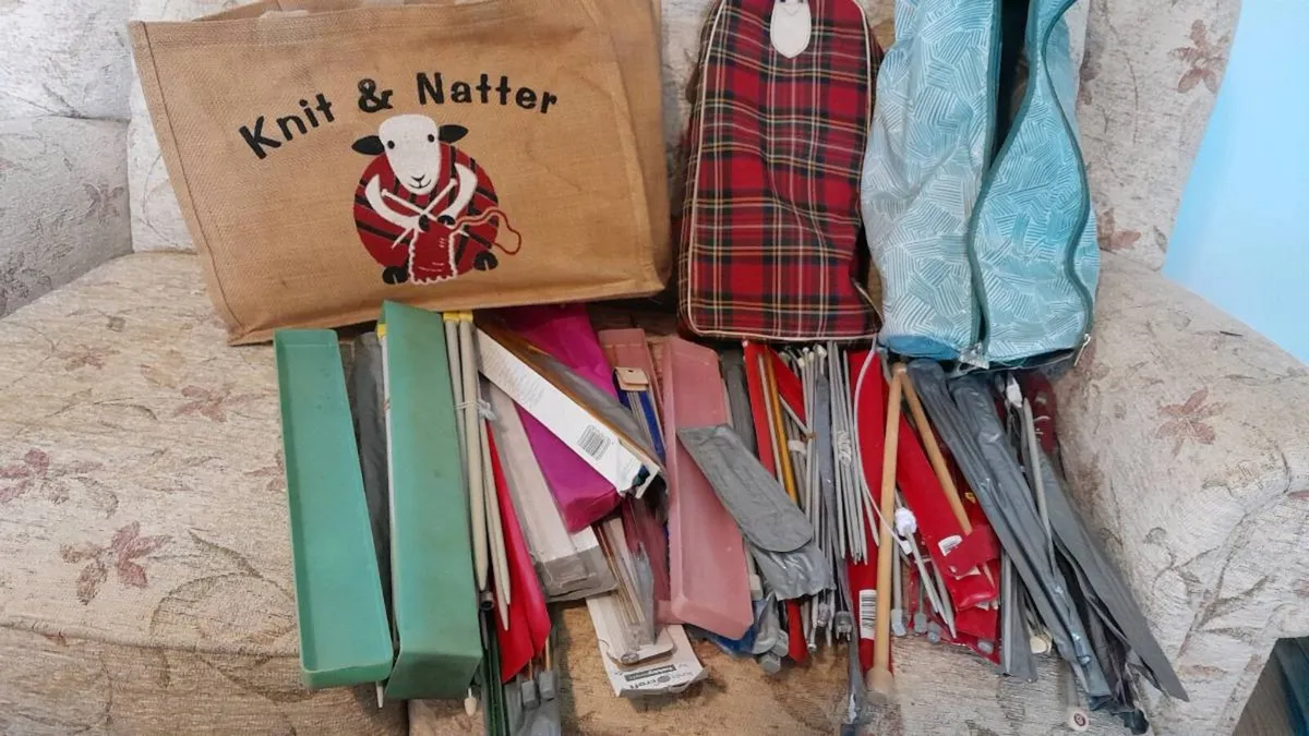 Huge amount of Wool / yarn, knitting needles, bags - Image 3