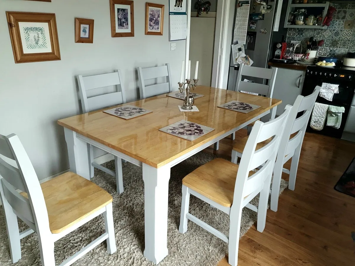 Table and chairs - Image 2