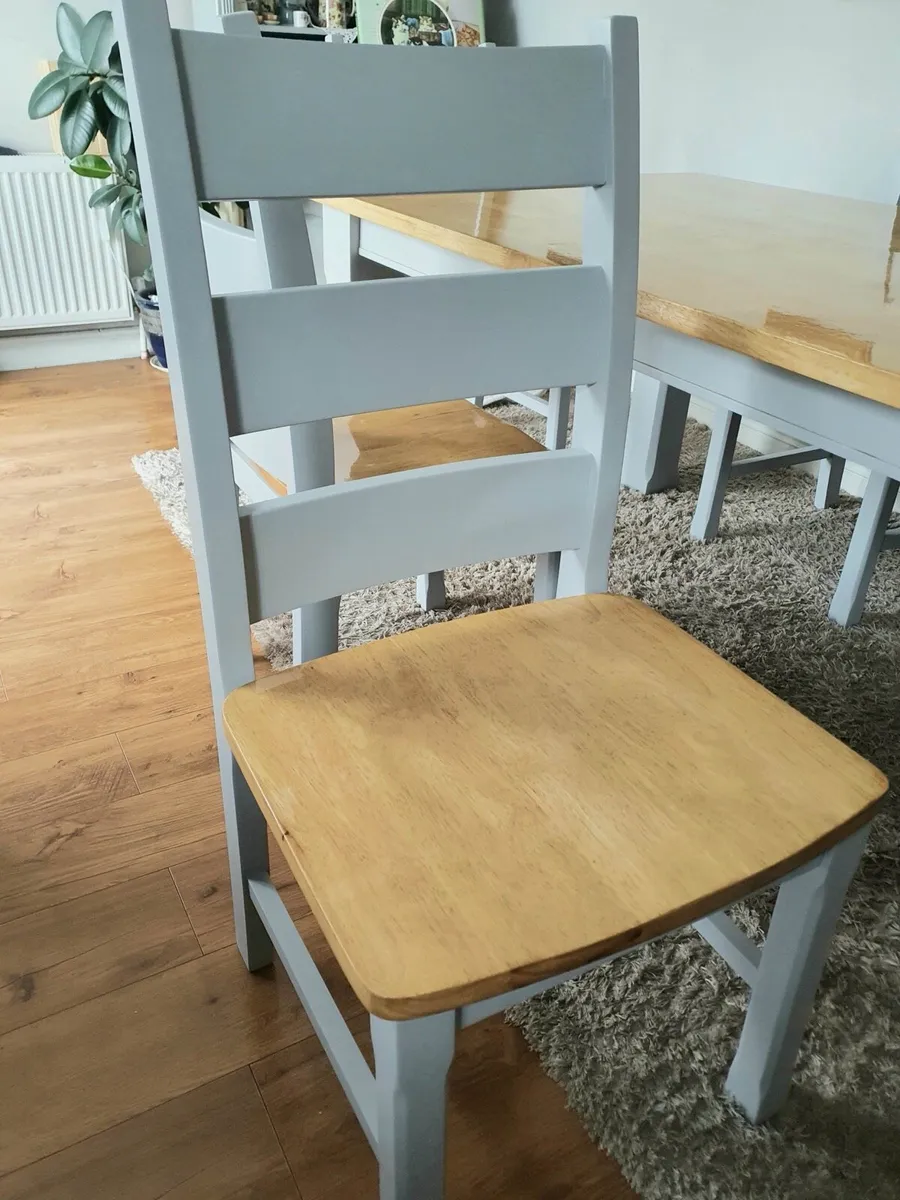 Table and chairs - Image 3