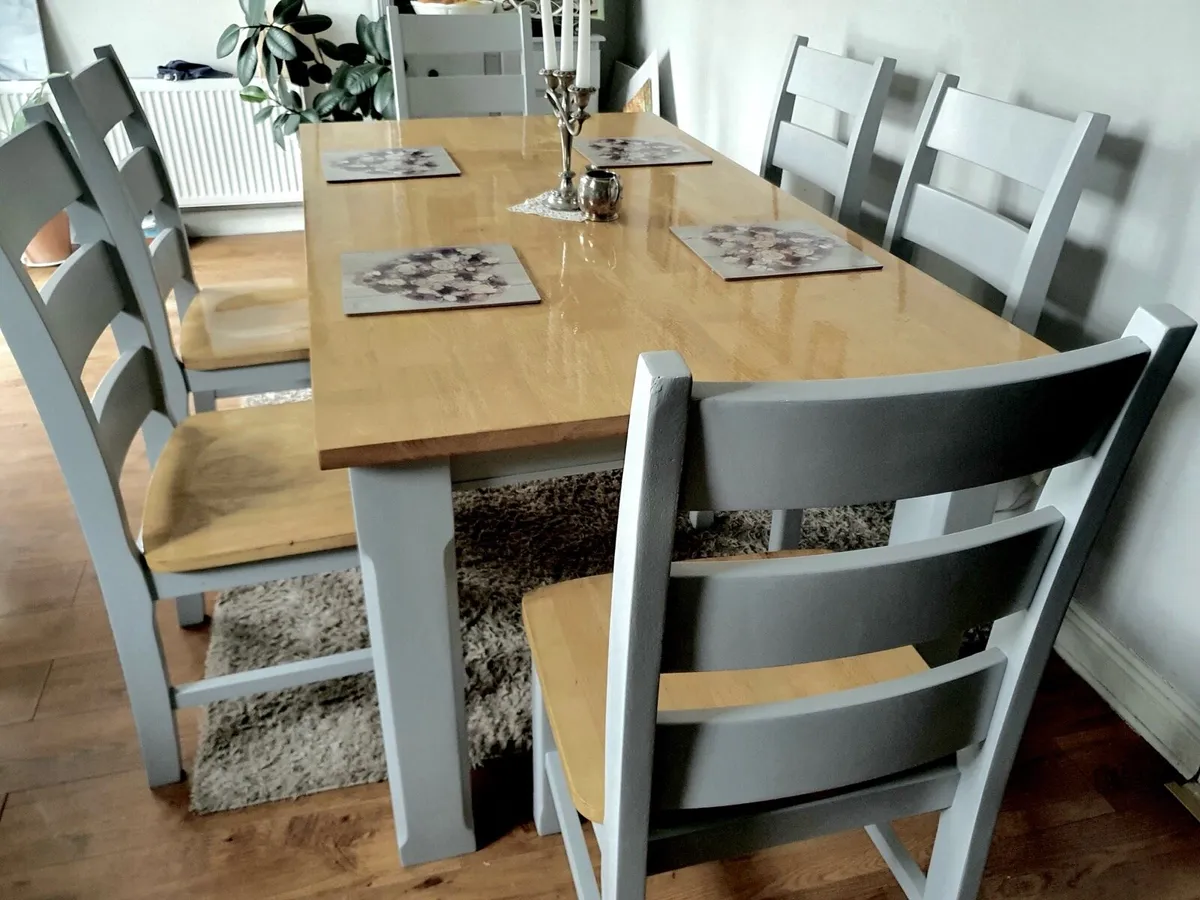Table and chairs - Image 4