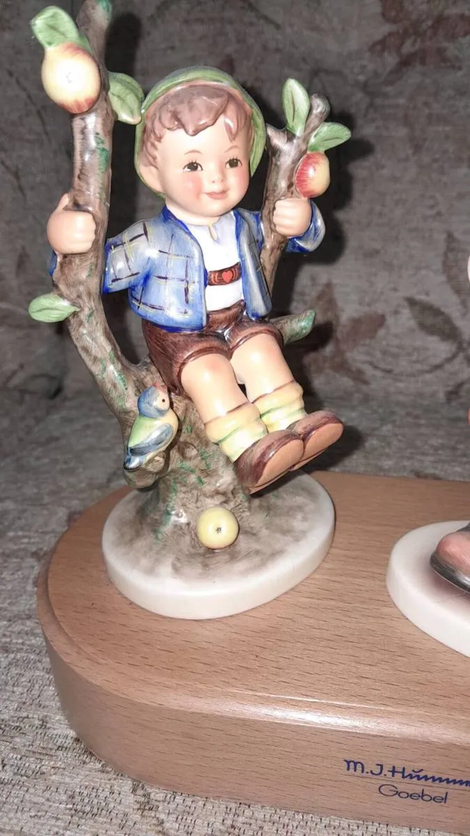 Two Hummel figurines on wooden stand - Image 2